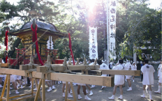 御劔八幡宮と神輿の「ご対面」